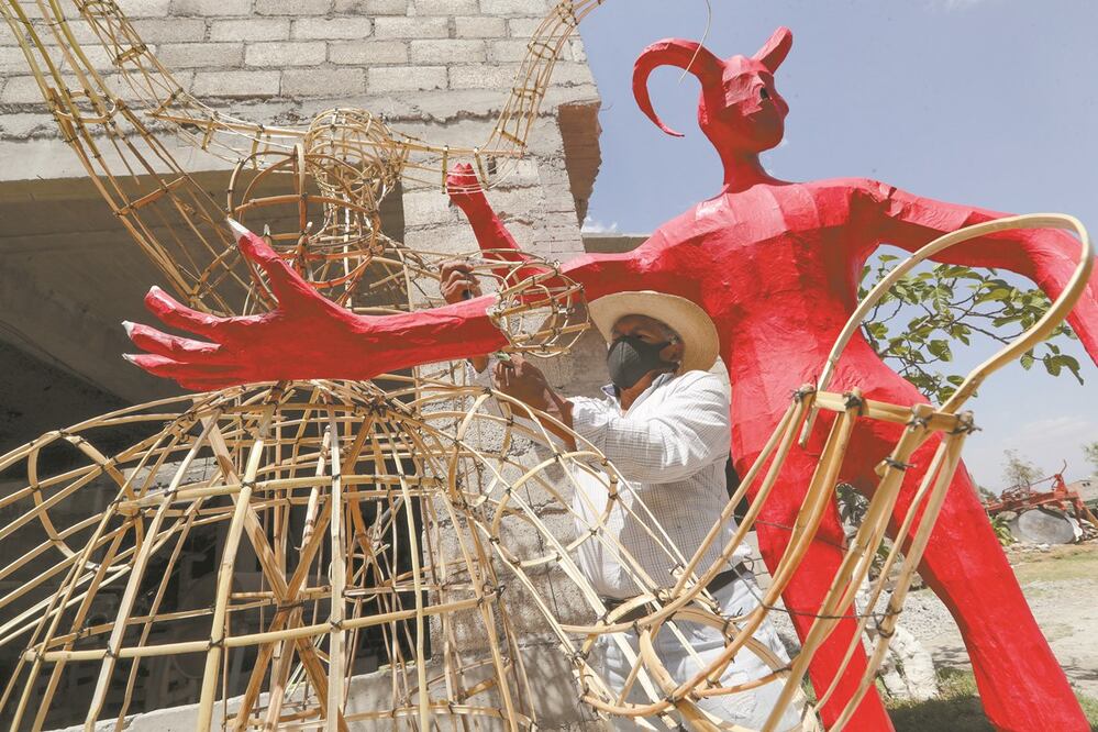 Marcelino Medina dejó de usar pólvora en la elaboración del Judas, pues la quema se suspendió. Foto: Jorge Alvarado/ El Universal