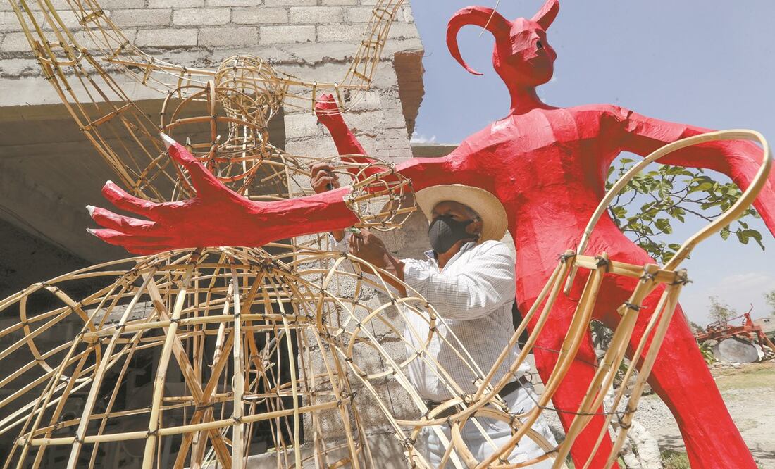Marcelino Medina dejó de usar pólvora en la elaboración del Judas, pues la quema se suspendió. Foto: Jorge Alvarado/ El Universal