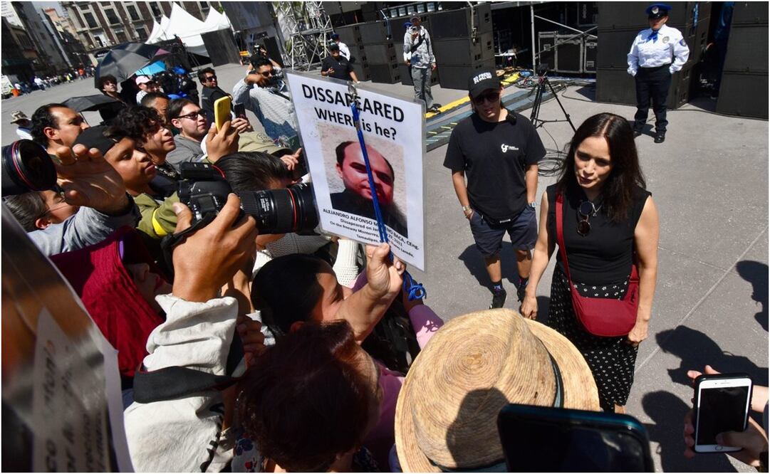 Julieta Venegas habla con padres de desaparecidos Foto: Cuartoscuro