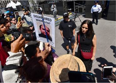 Previo a concierto en el Zócalo, Julieta Venegas se reúne con familiares de desaparecidos