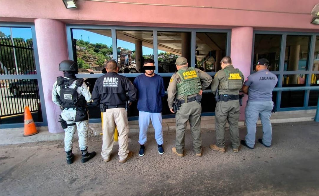 Autoridades de EU entregan a hombre en la garita Dennis DeConcini a la Fiscalía de Sonora; está acusado de violencia familiar.
Foto: Especial.