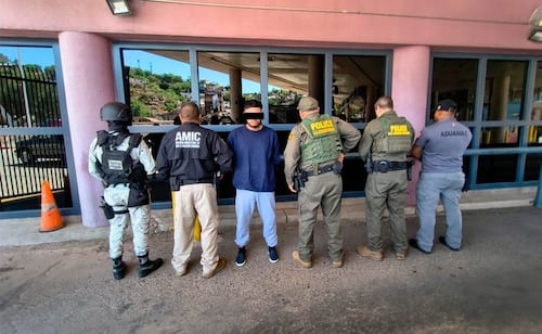 Autoridades de EU entregan a hombre a la Fiscalía de Sonora; está acusado de violencia familiar