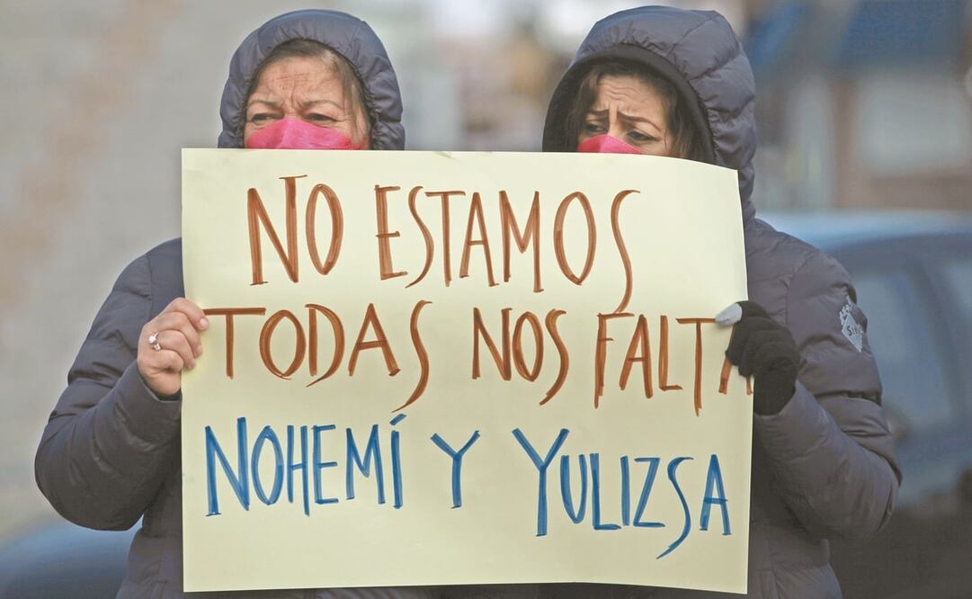 Colectivos por la diversidad sexual y feministas protestaron ayer frente a la fiscalía de Chihuahua para exigir justicia por el asesinato de Nohemí y Yulizsa. Foto: Christian Torres. EL UNIVERSAL