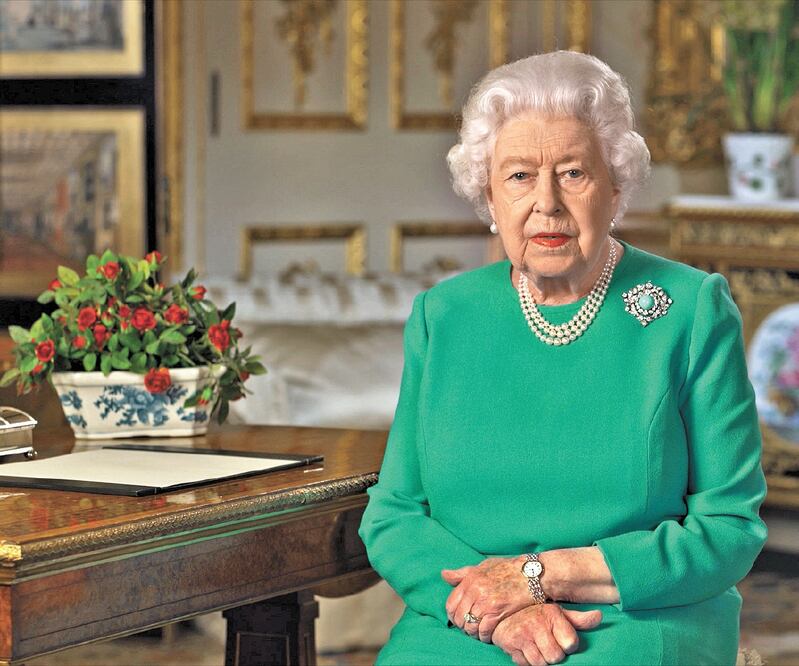 La reina Isabel II dirige su mensaje para enfrentar la pandemia, en el Castillo de Windsor, al oeste de Londres.  BUCKINGHAM PALACE/AFP 