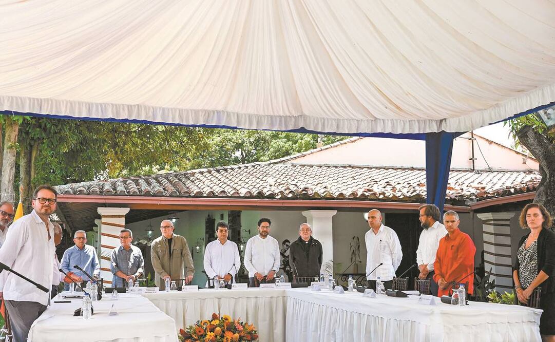 Delegados del gobierno de Colombia, del ELN y de países garantes del diálogo asisten a la ceremonia de firma del documento tras anunciar nuevas conversaciones de paz, en Caracas. Foto: Yuri Cortez/ AFP.