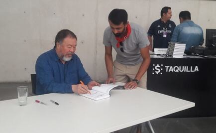 Ai Weiwei recibe aplausos y convive con mexicanos en el MUAC