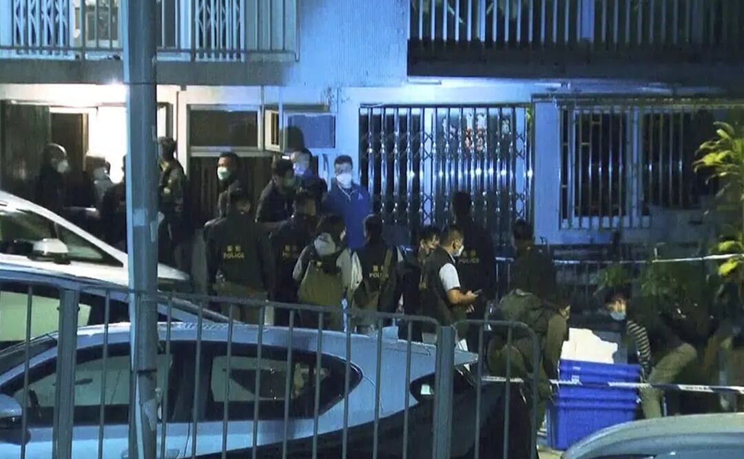 Agentes de la policía allanan una vivienda donde se encontraron restos humanos relacionados con una modelo desaparecida, en Hong Kong. Foto: AP