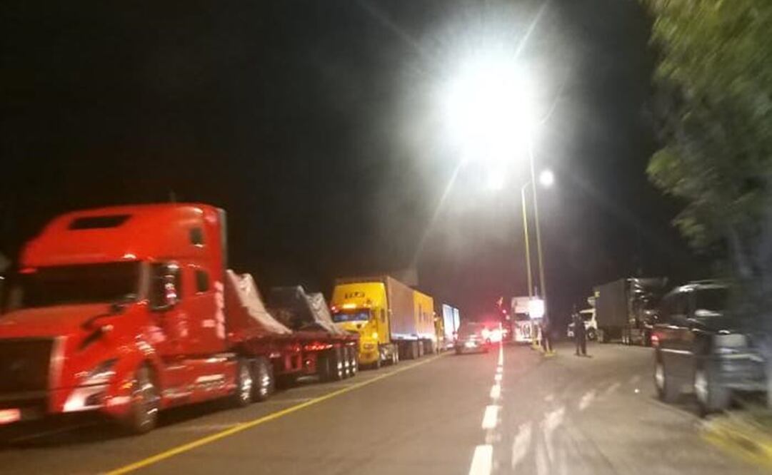 La noche de ayer se registró la volcadura de una pipa con amoniaco en el tramo Las Cañas-Feliciano de la autopista Siglo XXI