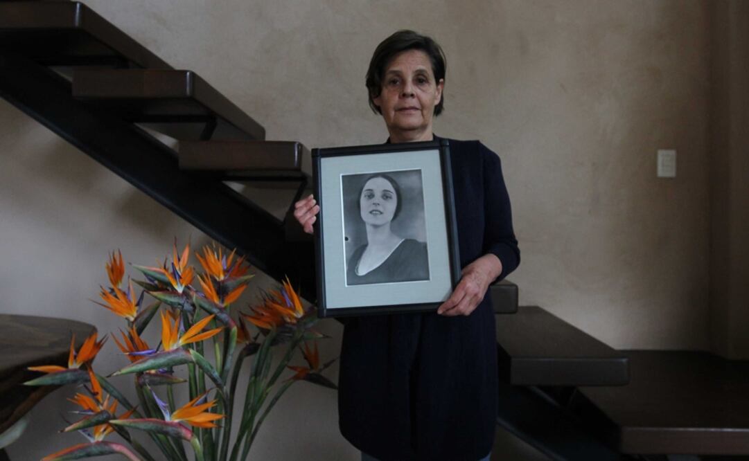 "Tan no sabíamos que Edward Weston había sido el autor de la imagen de mi abuela, que la fotografía tiene una perforación, seguramente de cigarro, lo cual te muestra que no había ese culto ni un reconocimiento", aseguró Susana Ruth Quintanilla Osorio, nieta de Ruth Stallsmith de Quintanilla, una de las mujeres retratadas en la sección de sociales "Silueta de la vida", en EL UNIVERSAL. Foto: Germán García / Archivo EL UNIVERSAL