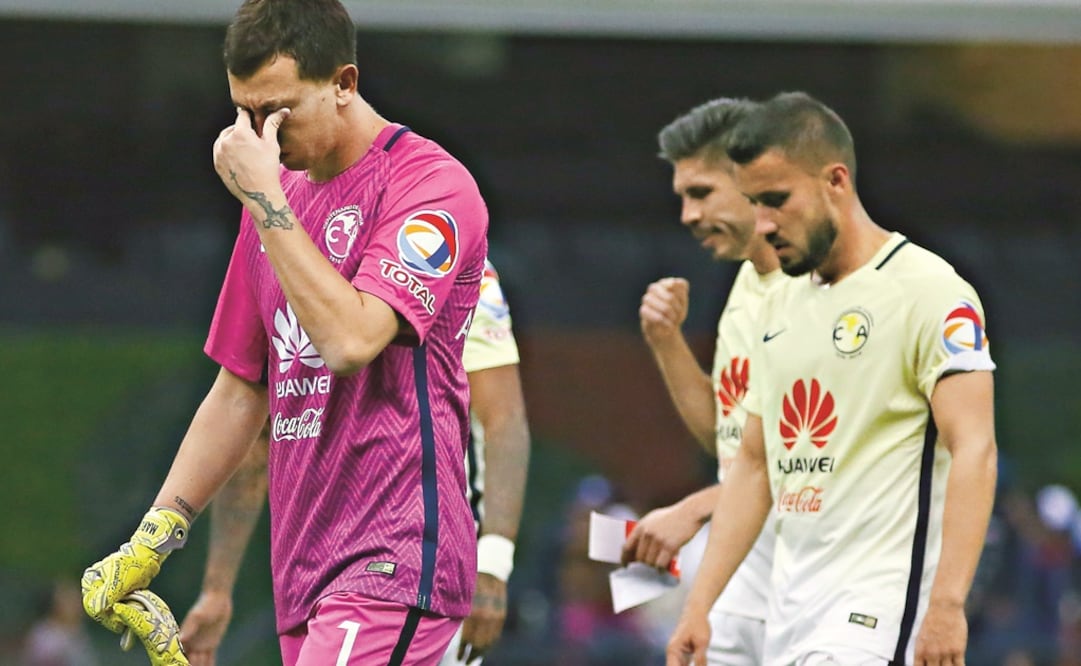 Marchesín y compañía se retiraron del campo agobiados y apenados. (FOTOS: IMAGO7)