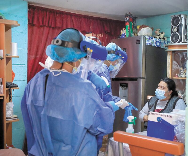 El equipo es encabezado por la doctora Norma Reyes, quien es acompañada por Patsy Sánchez, laboratorista química, y una pasante; antes de ingresar a la vivienda se colocan el equipo de aislamiento. Foto: DIEGO SIMÓN. EL UNIVERSAL
