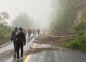 Caminos destrozados complican el rescate y envío de ayuda a personas atrapadas en Hidalgo