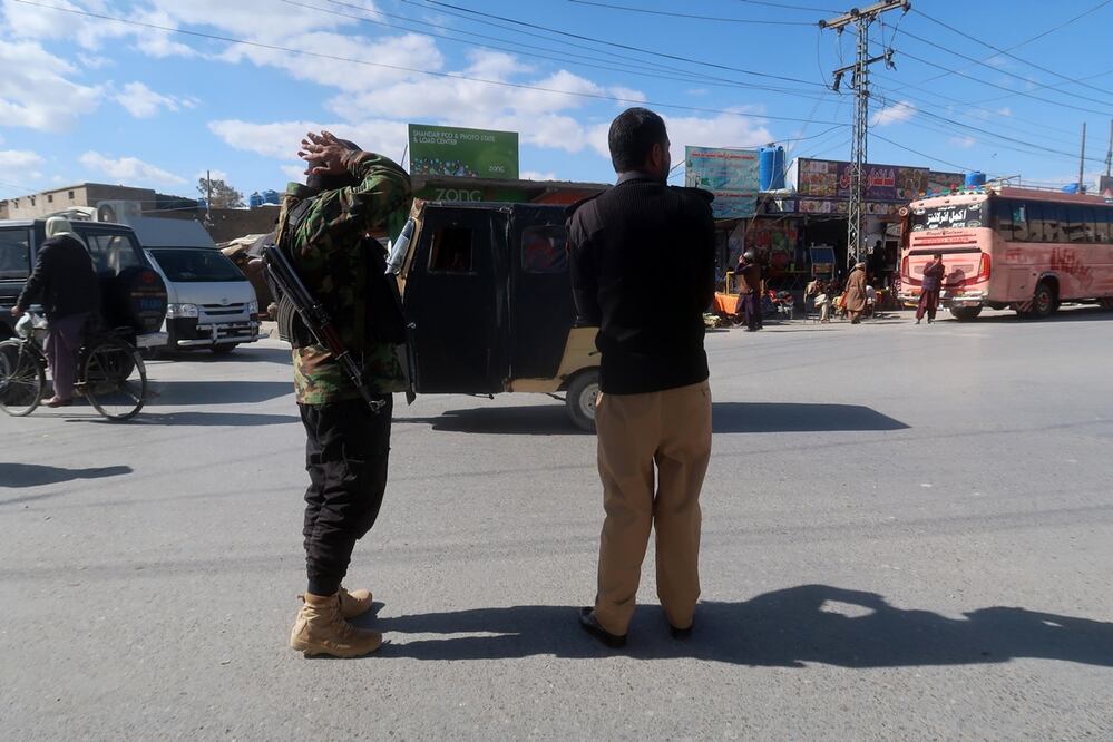 Funcionarios de seguridad paquistaníes controlan a las personas en un puesto de control al borde de la carretera en Quetta, capital provincial de la provincia de Baluchistán. Foto: EFE
