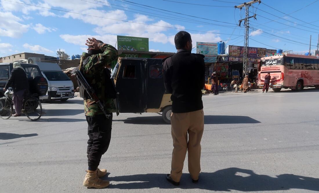 Funcionarios de seguridad paquistaníes controlan a las personas en un puesto de control al borde de la carretera en Quetta, capital provincial de la provincia de Baluchistán. Foto: EFE