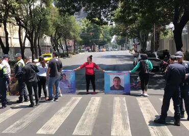 VIDEO: Caos vial en la colonia Del Valle; familiares de personas desaparecidas realizan bloqueo