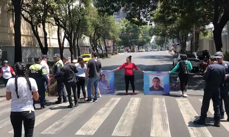 VIDEO: Caos vial en la colonia Del Valle; familiares de personas desaparecidas realizan bloqueo
