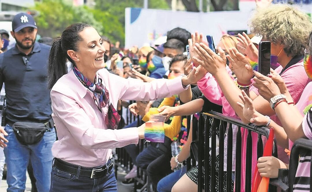 La jefa de Gobierno, Claudia Sheinbaum, saludó a los asistentes de la marcha y recibió un pliego petitorio de la comunidad LGBTTTIQ+. Foto: Especial.