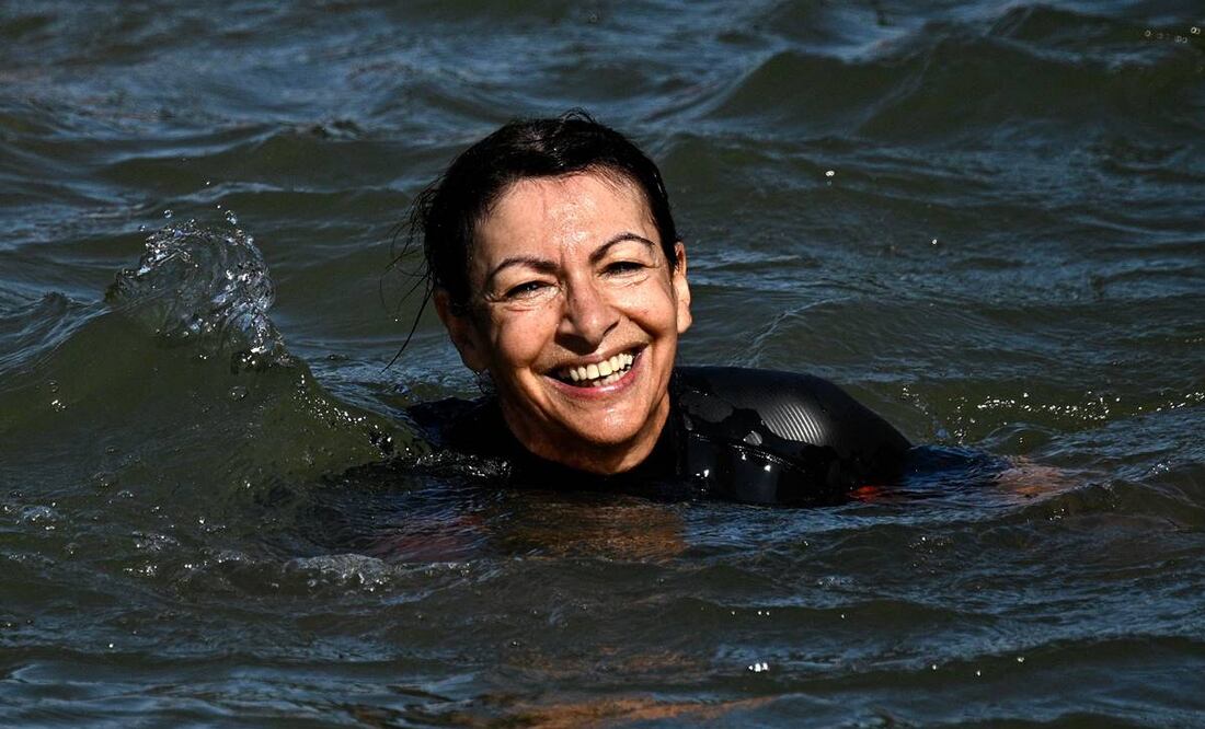 La alcaldesa de París, Anne Hidalgo, nada en el Sena, en París. Foto: AFP