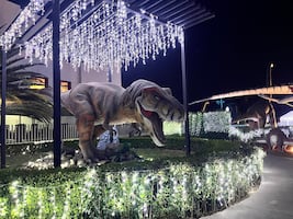 Conoce el Dinoparque Iluminado, con nieve y pista de hielo
