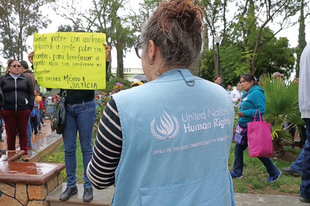 Cinco trabajadores de la ONU y 10 de la CNDH llegaron a Nochixtlán para recabar información sobre los hechos de violencia ocurridos el domingo pasado y por los que murieron ocho personas (EDWIN HERNÁNDEZ. EL UNIVERSAL)