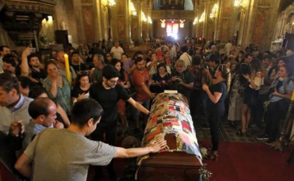 Nicanor Parra, que ironizaba con la religión, es velado con misas