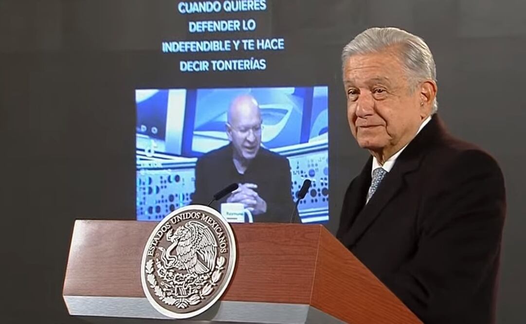 López Obrador exhibió al periodista Raymundo Riva Palacio. Foto: Diego Simón Sánchez / EL UNIVERSAL