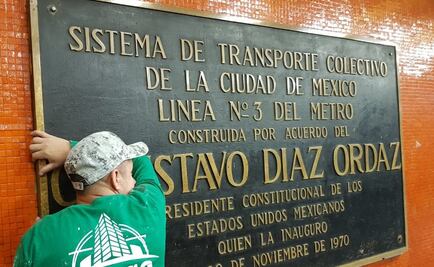 Retiran del Metro placas con el nombre de Gustavo Díaz Ordaz