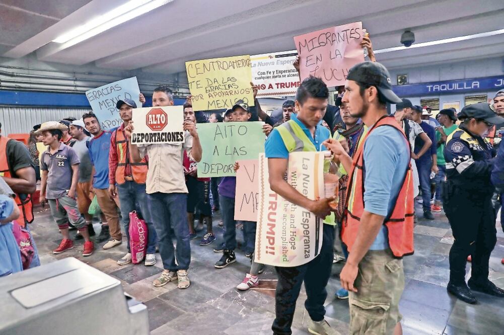 Integrantes de la Caravana del Viacrucis Migrante viajaron en Metro rumbo a la embajada de EU. (JUAN CARLOS REYES. EL UNIVERSAL)