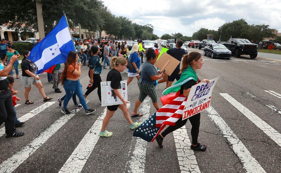 Manifestantes cruzan una calle, el jueves 1 de junio de 2023, en Orlando, Florida, durante una protesta contra la nueva ley de inmigración de Florida que promulgó el gobernador Ron DeSantis. Foto: Joe Burbank / Orlando Sentinel / AP
