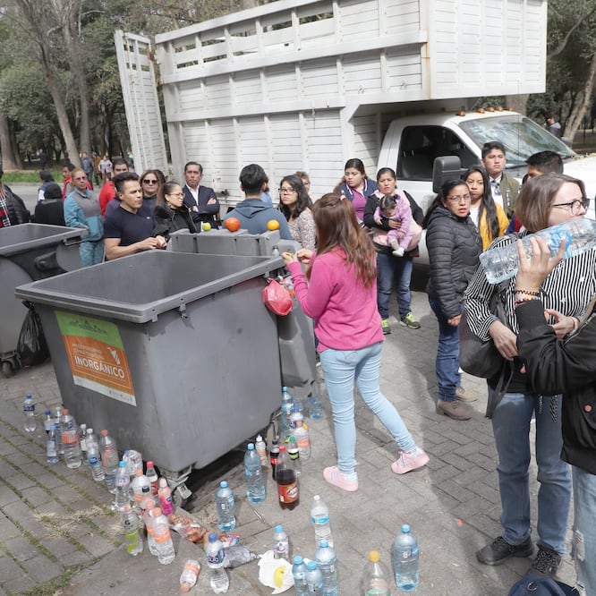 En la puerta tres del complejo los visitantes deben dejar sus botellas de agua para poder entrar. (FOTOS: JUAN CARLOS REYES. EL UNIVERSAL)