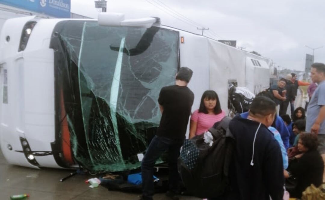 Voladura de autobús de servicio turístico, procedente de Veracruz  deja 53 lesionados en Allende, Nuevo León Foto: Especial