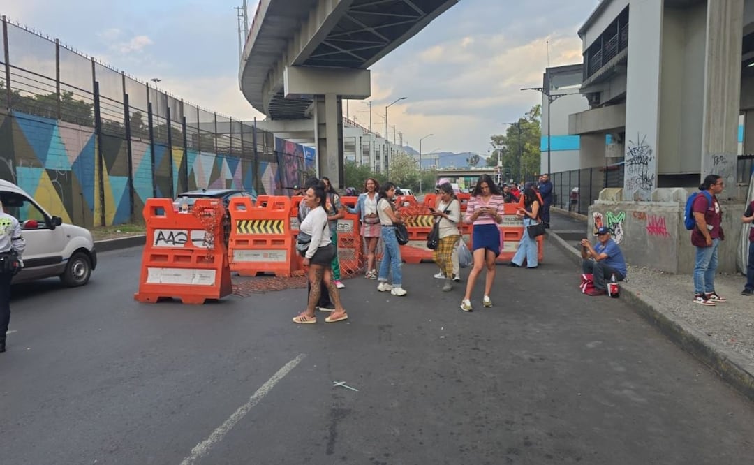 Integrantes de un colectivo de activistas trans realizaron este jueves un bloqueo parcial sobre Calzada Ermita Iztapalapa. | Foto: Especial.