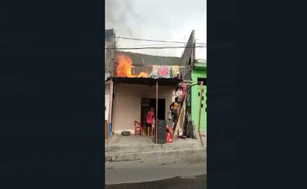 Repartidores de agua potable en pipas sofocan incendio de vivienda en Nuevo León: VIDEO