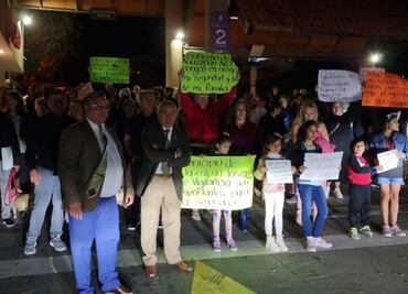 Con protesta nocturna, vecinos de Lomas Verdes defienden caseta de seguridad