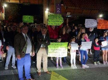 Con protesta nocturna, vecinos de Lomas Verdes defienden caseta de seguridad