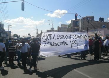 Vecinos bloquean carretera México-Puebla por falta de agua potable en Ayotla