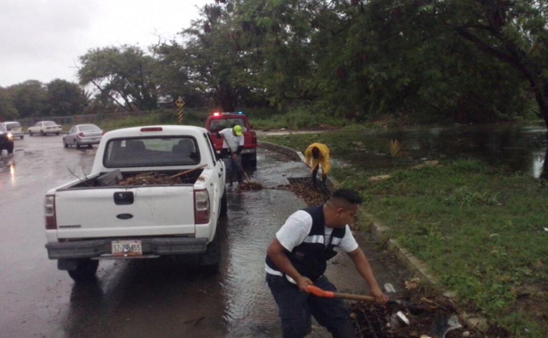 Para evitar la inundación de las calles, se llevó a cabo un operativo de limpieza (Foto: Tomada de @e_abuxapqui)