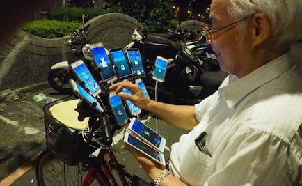 Abuelo instala 11 teléfonos en su bicicleta para jugar Pokémon Go
