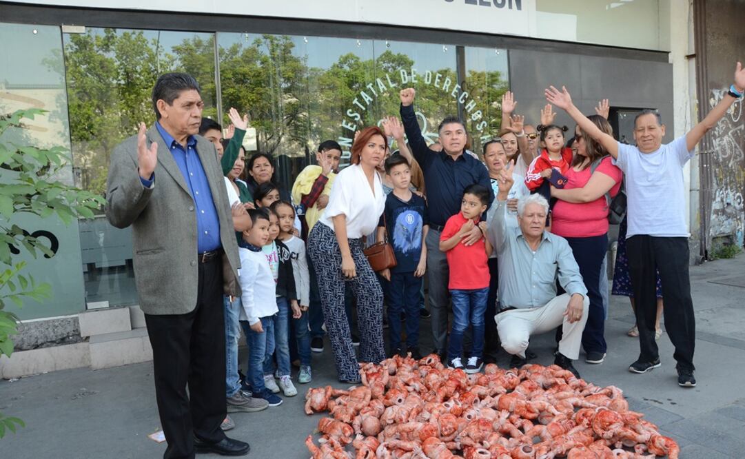 La asociación Familias Fuertes Unidas se manifestaron sobre el aborto afuera de la CEDH. Foto Emilio Vasquez / EL UNIVERSAL