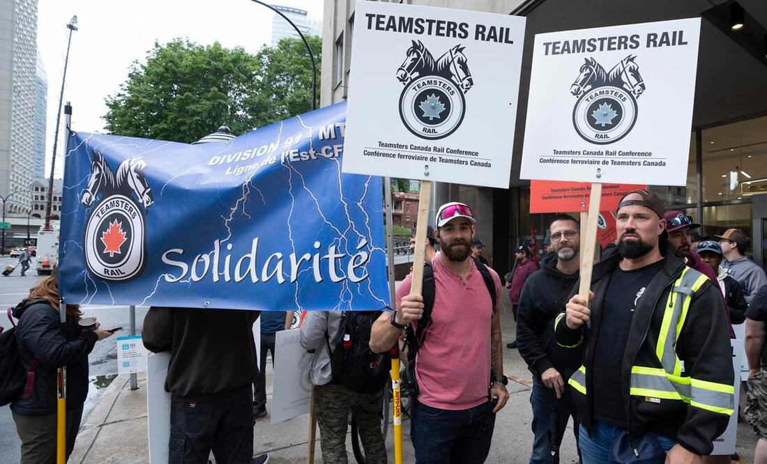 Las dos principales compañías ferroviarias de mercancías de Canadá, Canadian National (CN) y Canadian Pacific Kansas City (CPKC), iniciaron este jueves un cierre patronal tras meses de negociaciones. Foto: AP