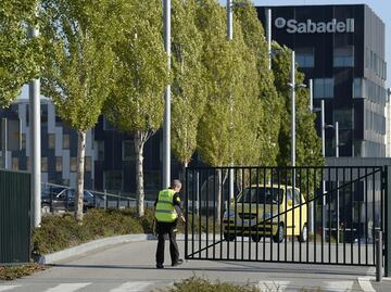 Ante disputa independentista, Banco Sabadell moverá su sede fuera de Cataluña