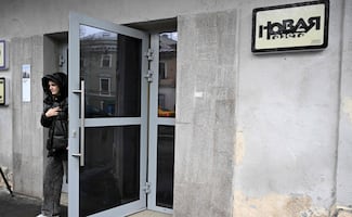 Rusia declara "extremista" a organización Memorial; fuerzas de seguridad ingresan a oficinas del diario independiente Novaya Gazeta