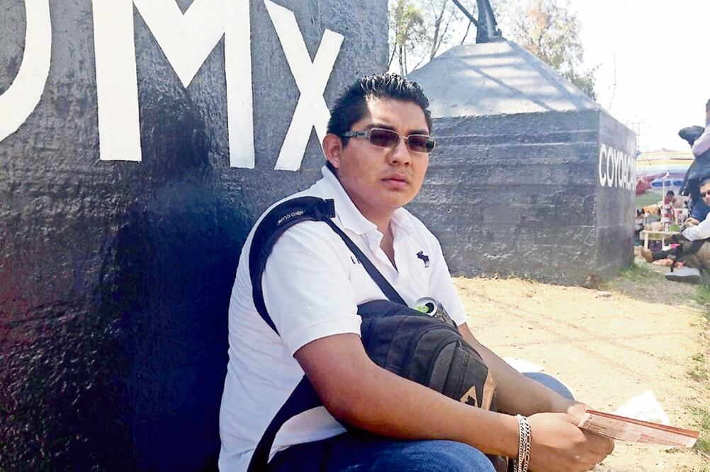 Devoción de confianza. Carlos Bernal dice estar tranquilo para realizar su examen a la UNAM porque ha estudiado mucho. (PEDRO VILLA Y CAÑA. EL UNIVERSAL)