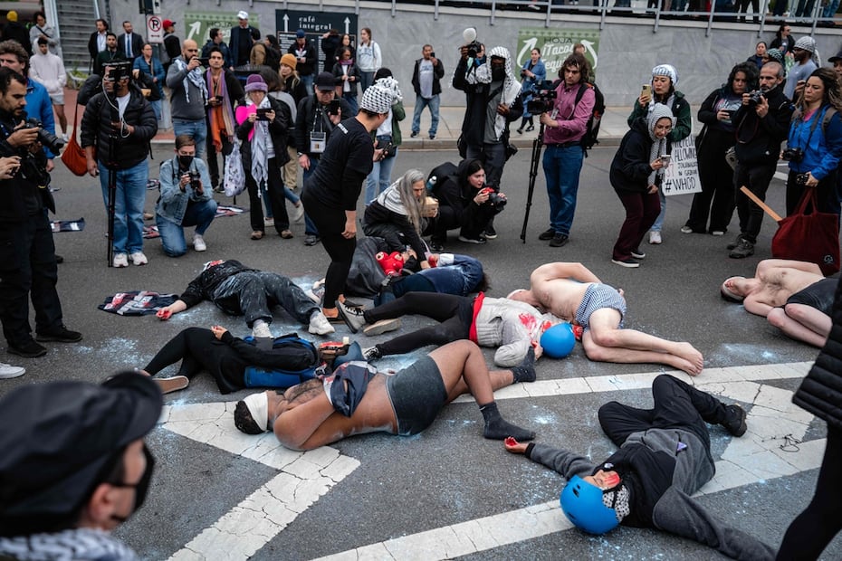 Manifestantes propalestinos, frente a la cena de la Asociación de Corresponsales de la Casa Blanca (WHCA) en el Washington Hilton, en Washington. Foto: AFP