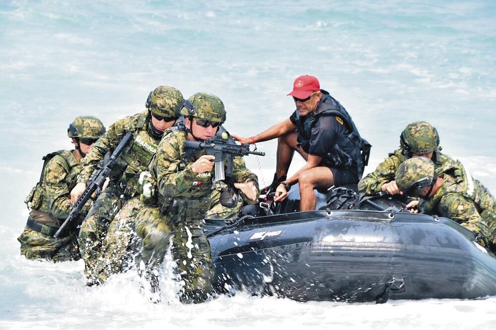 Personal de la Armada de México durante una práctica de búsqueda y rescate en los ejercicios de ayer. Foto: ESPECIAL