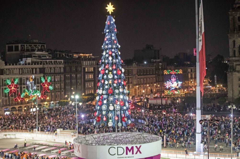 Pese a que ayer fue día festivo, los capitalinos no dudaron a acudir a la Plaza de la Constitución para disfrutar de esta atracción; en promedio, los asistentes tardaron hora y media para ingresar. Foto: GERMÁN ESPINOSA. EL UNIVERSAL