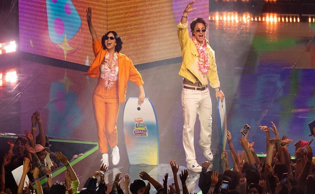 Junto a Michael Ronda, la esposa de Nodal fue la conductora principal de la entrega de premios. Foto: Hugo Salvador/ EL UNIVERSAL.