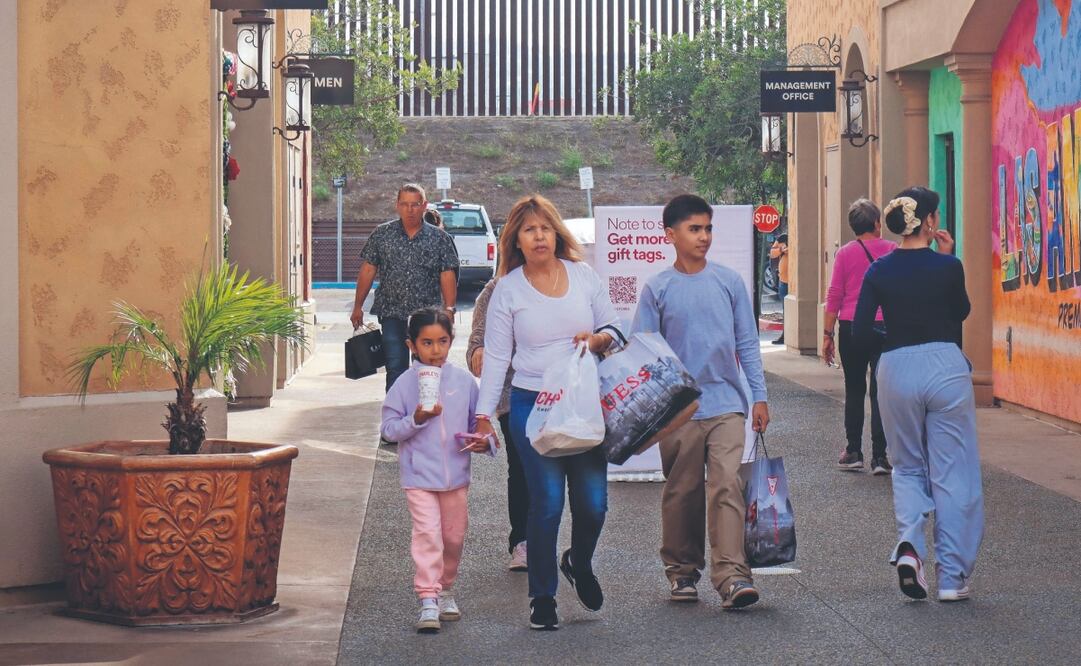 Clientes en el centro comercial Plaza Las Américas, cerca de la frontera, en San Ysidro, California. Foto: de  Sandy Huffaker . AFP