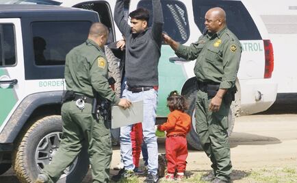 Familia migrante rompe cerco de seguridad y cruza la frontera justo frente a prototipos del muro