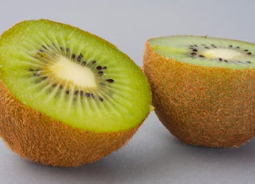 La fruta que previene el cáncer de colon y es esencial para la producción de colágeno